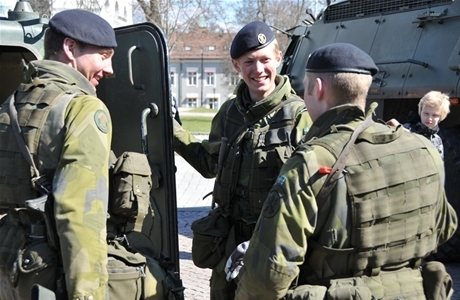 Soldater på Eksjö torg. 
Foto: Stefan Söderberg 